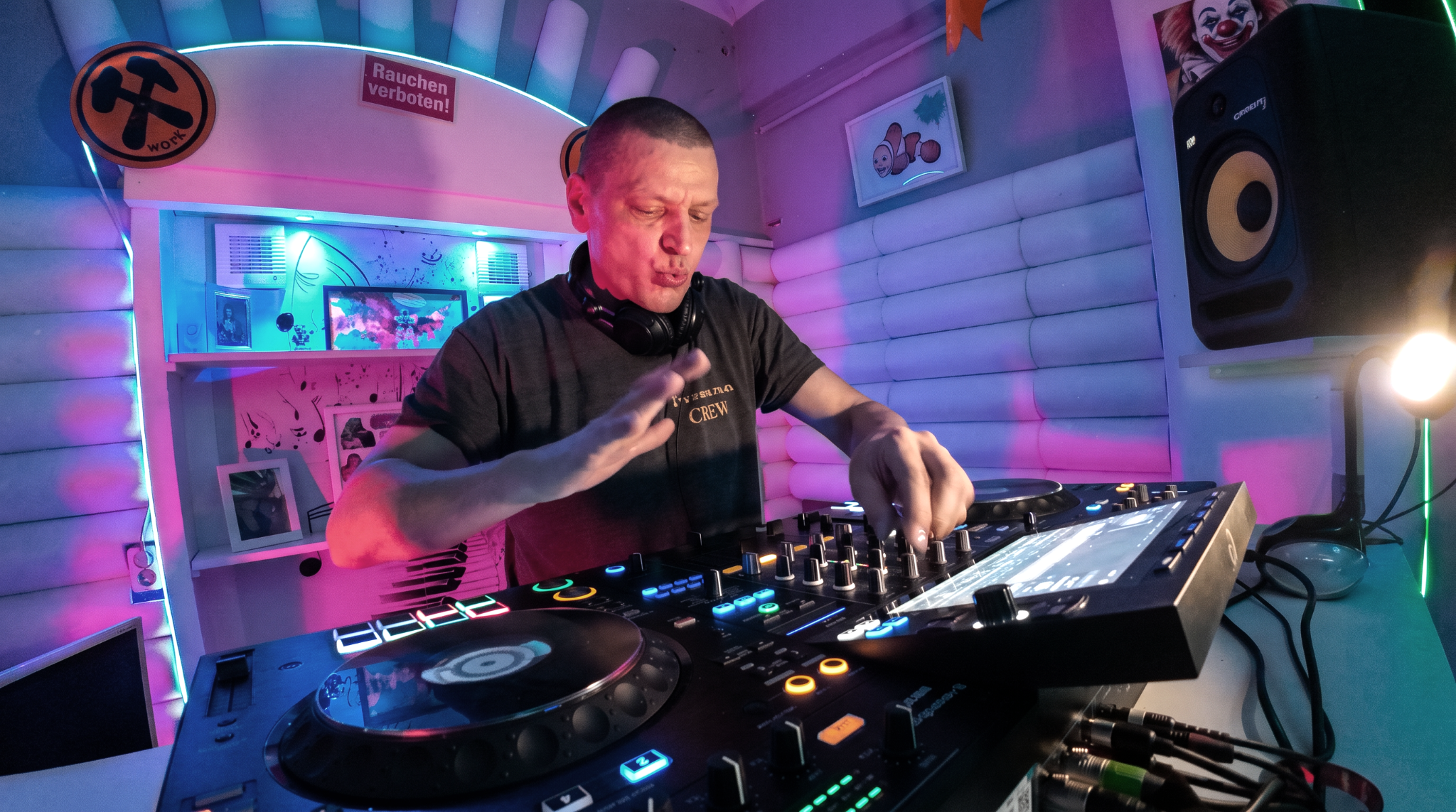 Ich an den Decks im Studio der Dilone Mixing Society