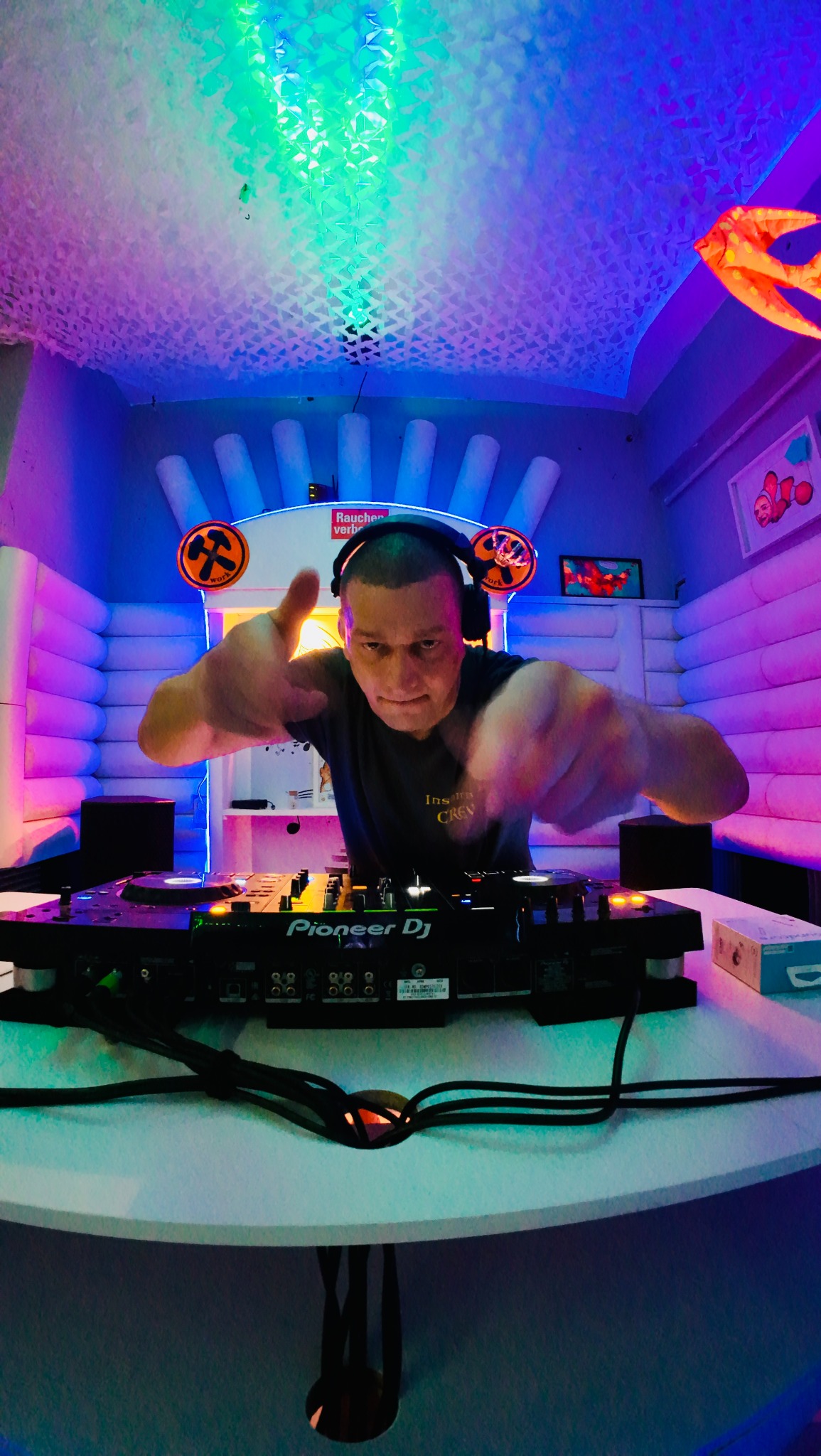 Nico am DJ-Pult im DMS-Studio