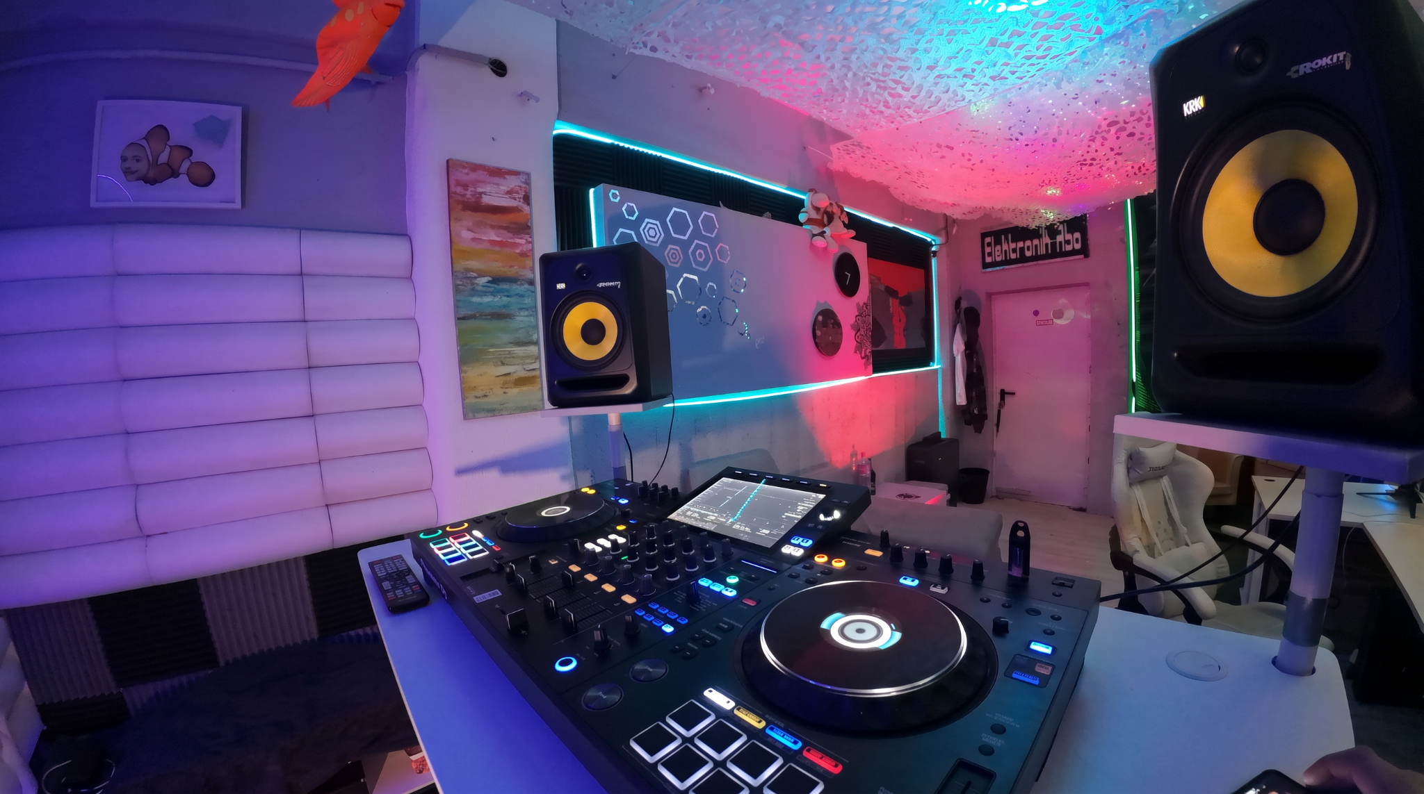 DJ-Controller und Monitore aus der Spielperspektive