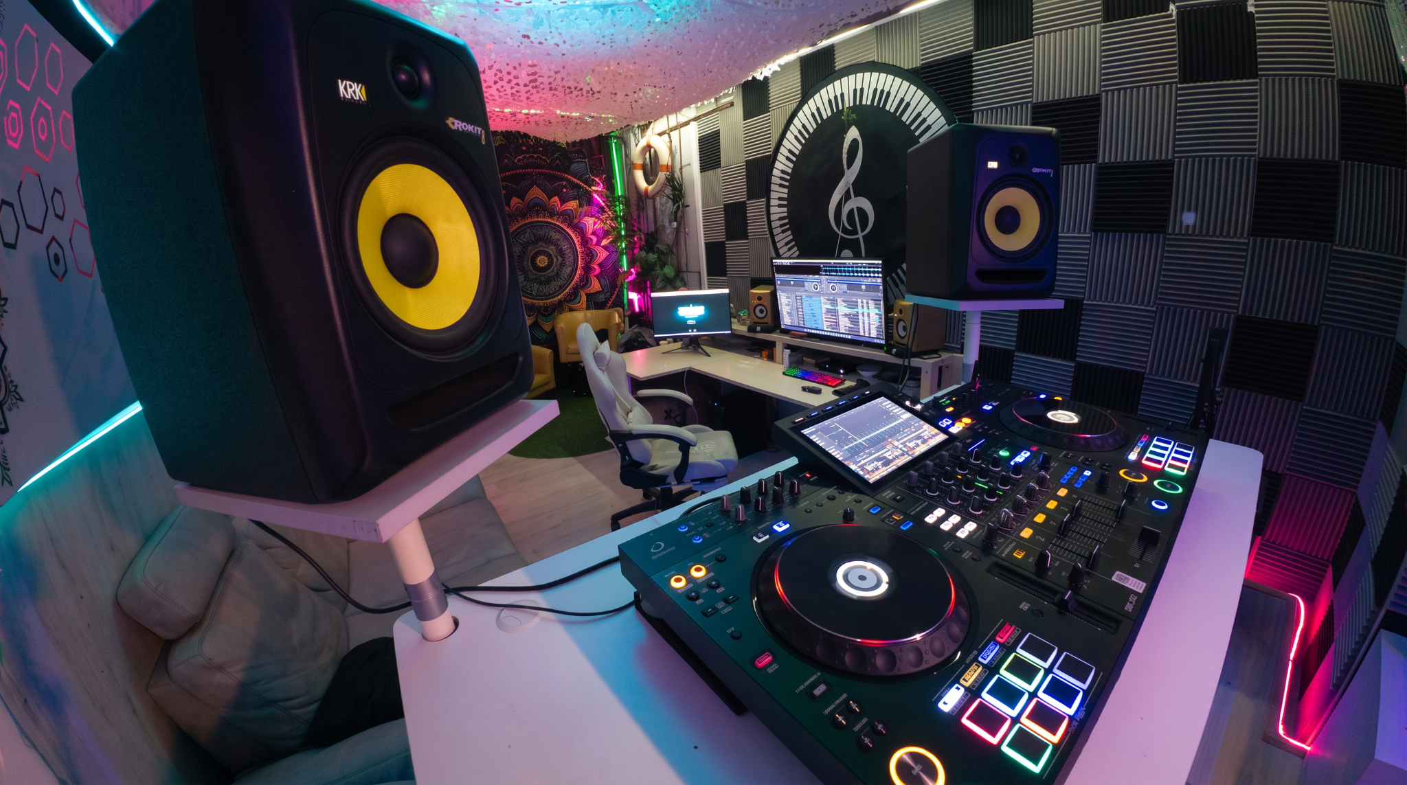 DJ-Pult und Monitorlautsprecher im DMS-Studio