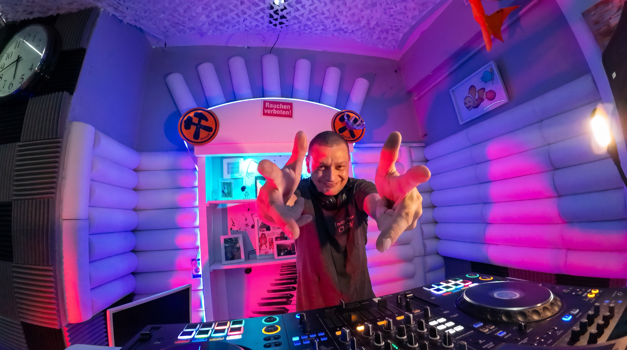 DonDilone am DJ-Pult im DMS-Studio