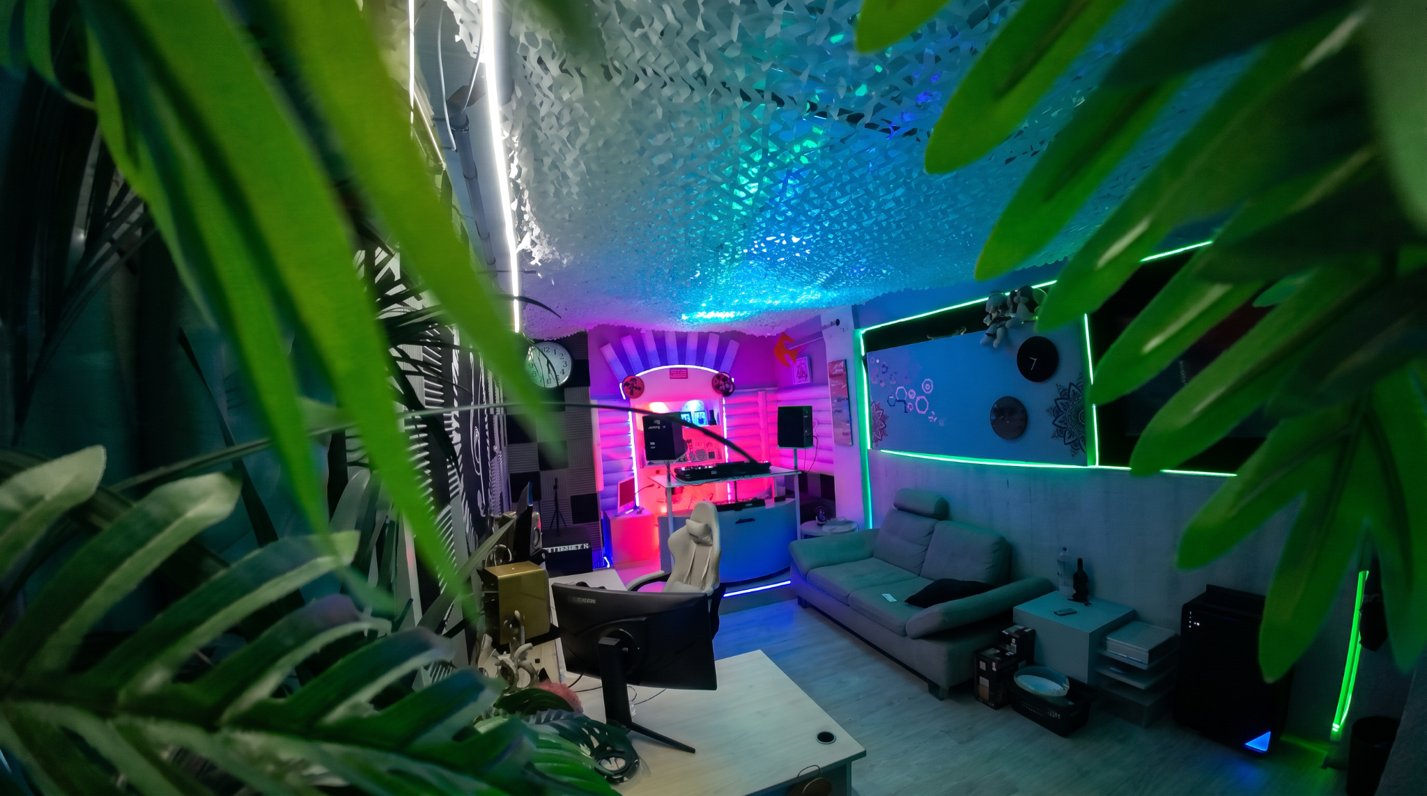 Blick durch die Pflanzen auf Lounge und DJ-Station