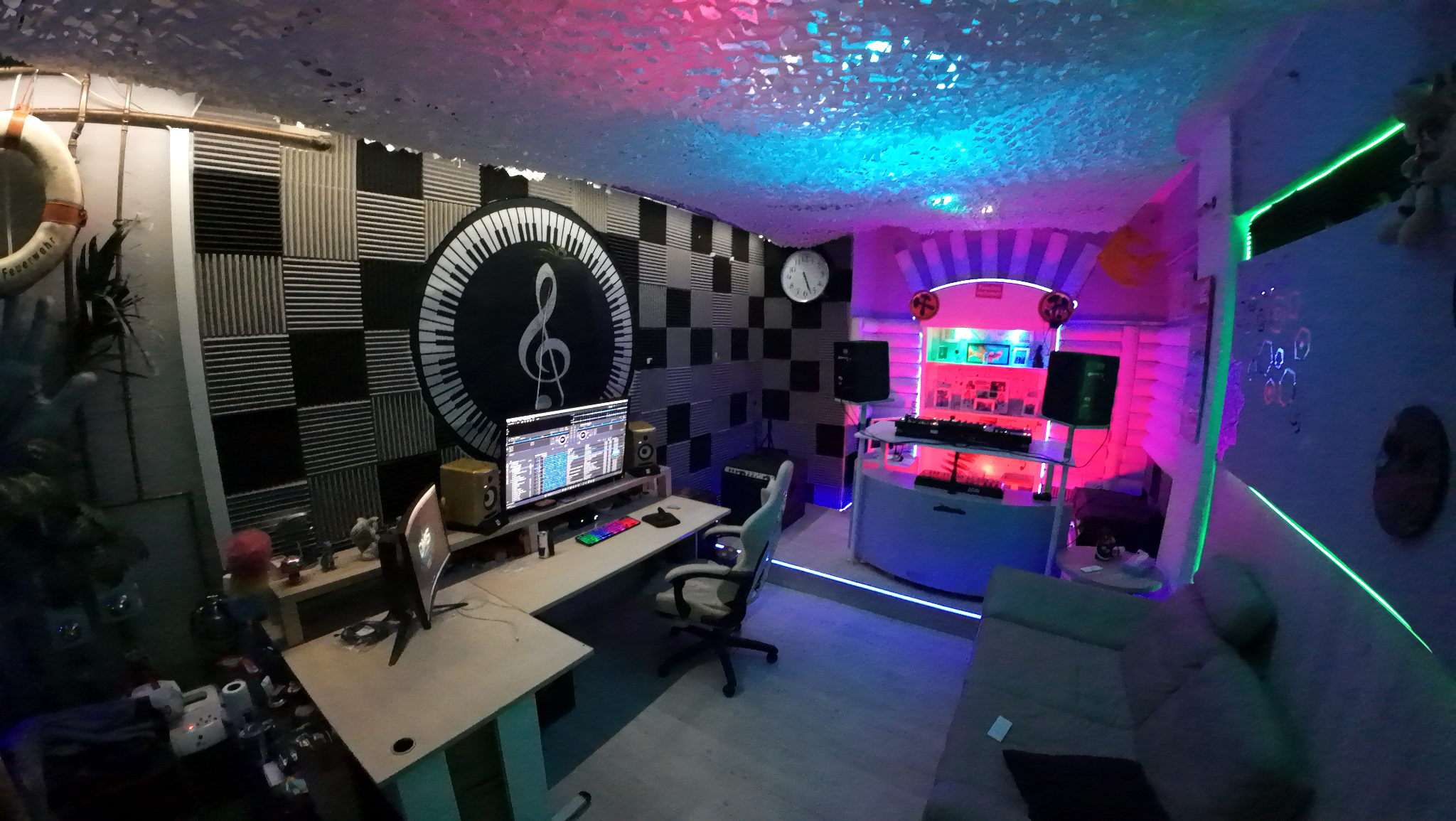 Panoramablick auf Arbeitsplatz und DJ-Station